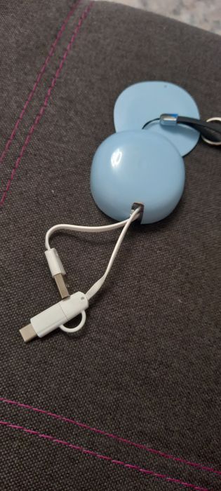 Breloc cu cablu de incarcare