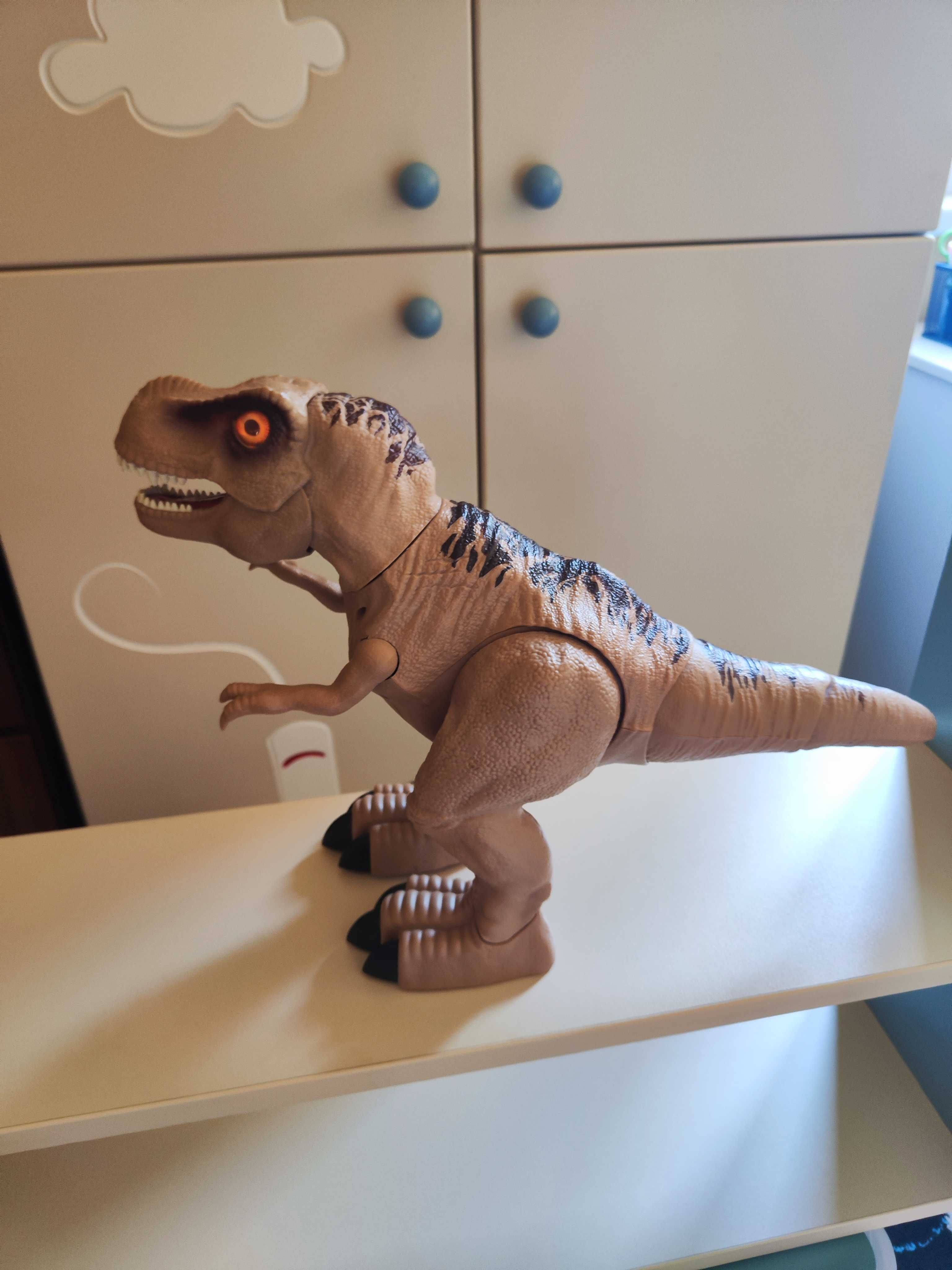 Ходещ динозавър Giant T-Rex със светещи очи