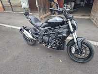 Vând motocicleta Benelli 502c
