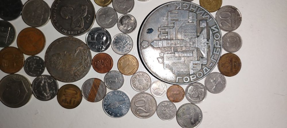 МОНЕТЫ РАЗНЫЕ За всё один миллион тристо тысяч сум