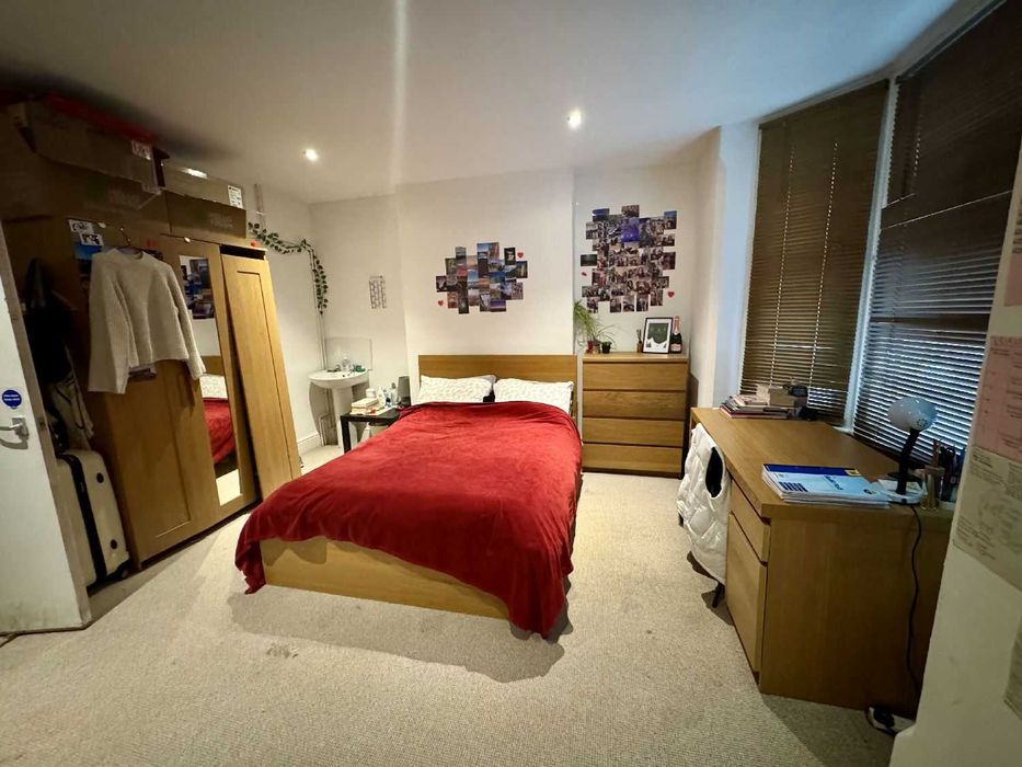 Дава се под наем Тристаен апартамент в София, Център - 90 кв.м за 459 € - Снимка #2