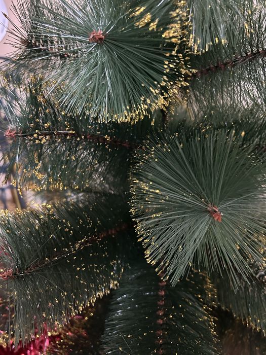 Продам настольную елку новую на подставке