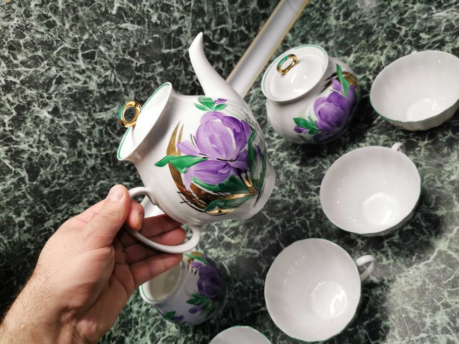 Продавам уникален порцеланов комплект за чай със златни мотиви