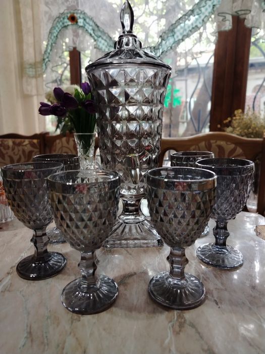 Недорого новый, шикарный  графин "Самовар" с краником и 6 бокалов.