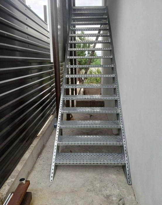 Scări metalice zincate