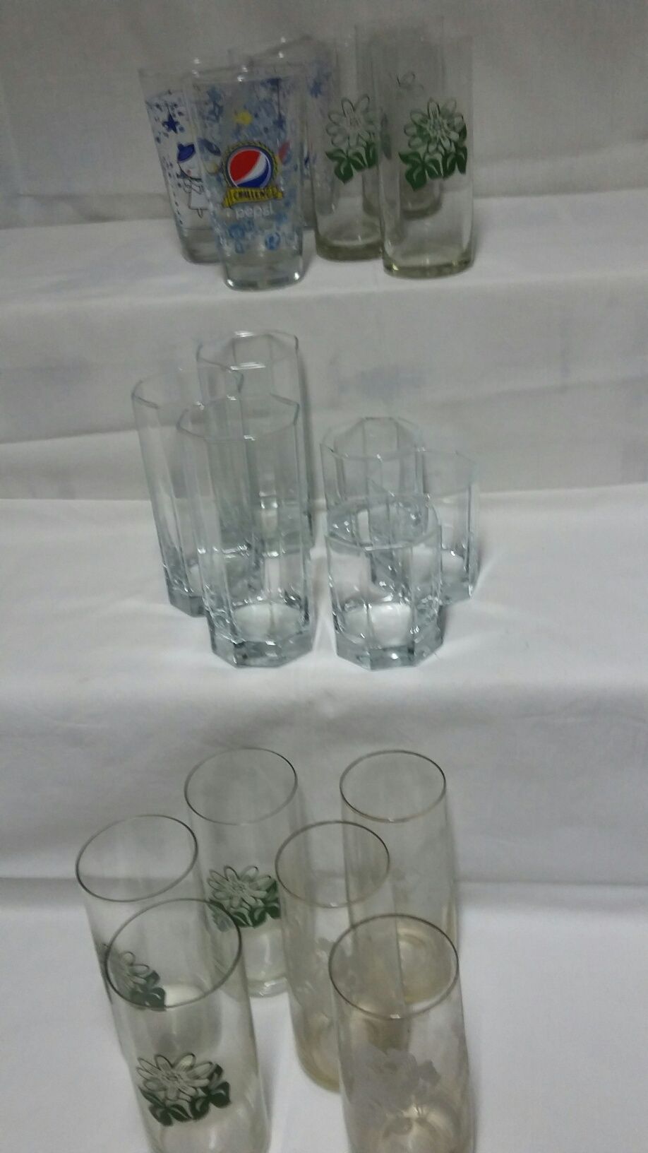 Набор стеклянных стаканов для коктейлей.