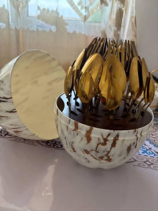 Срочно продам набор столовых предметов  на 12 персон