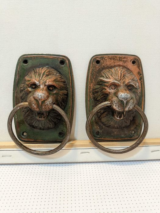 Декоративные ручки для дверей, мебели.