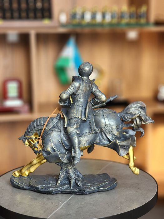 Американская ретро скульптура римская рыцаря из  керамика