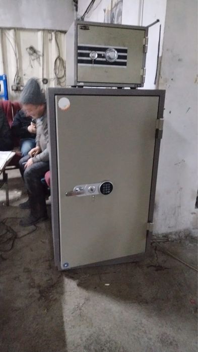 Продам 2 огнестойких надежных сейфа valberg и topaz 550000 и 55000торг