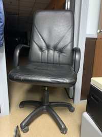 Кресло офисное кожанное.