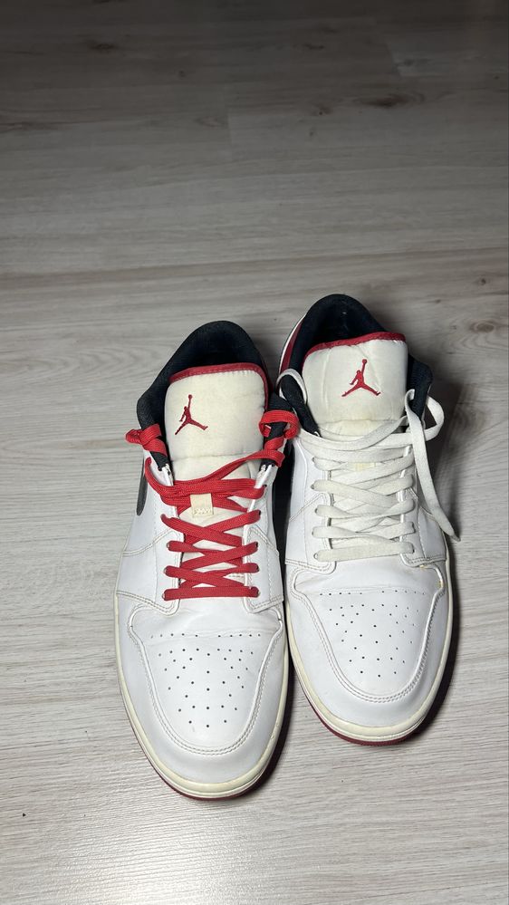 Jordan 1 low white university red нови