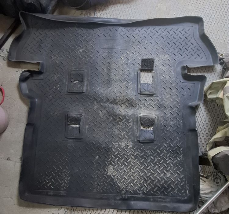 Продам коврик в багажник на Тойота Лэнд Крузер 200