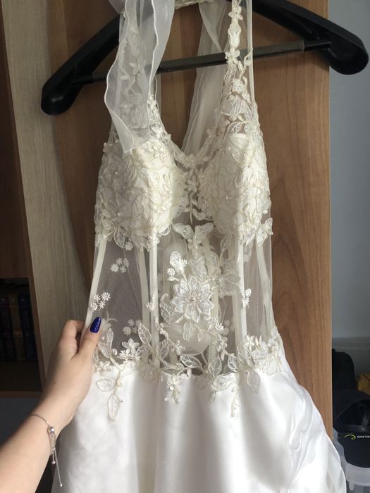 Vand rochie pe cerc de mireasa