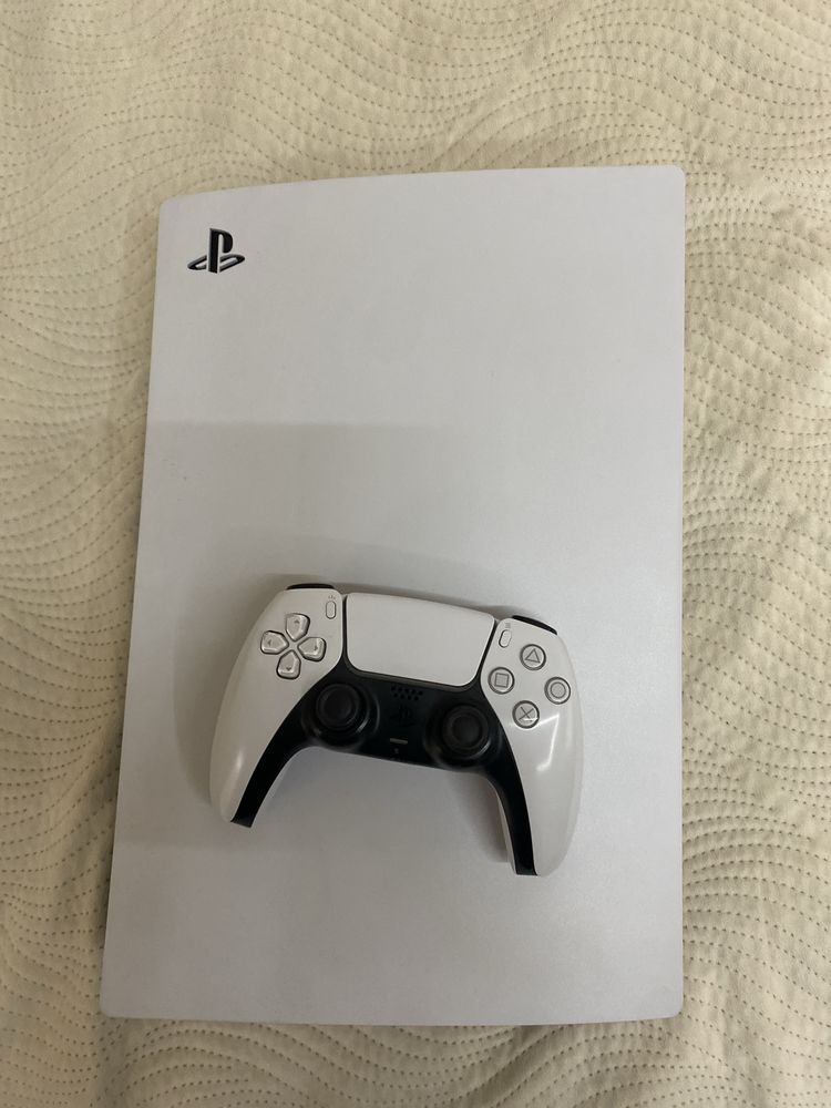 PlayStation 5 (дискова) + контролер + стойка – Отлично състояние