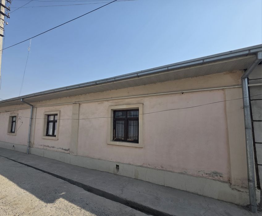 Кибрай тумани Олмазор маҳалласида  5,5 сотих  5 хонали уй сотилади.