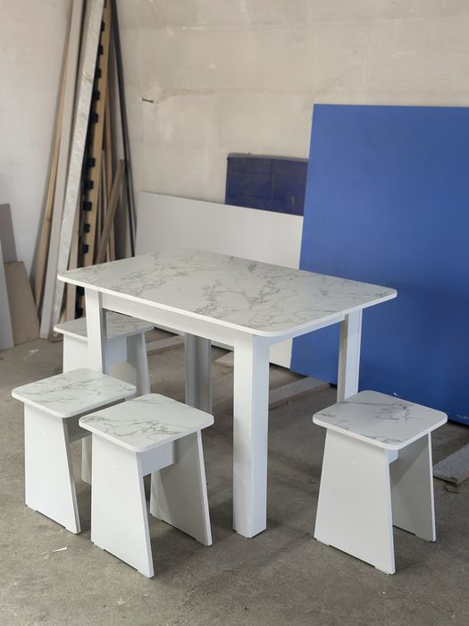 Кухонный стол с табуретками