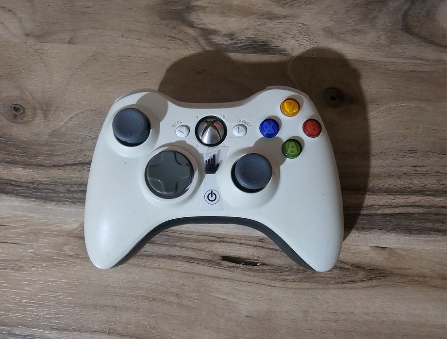Оригинален безжичен бял джойстик за Xbox 360 – Много запазен, всичко
