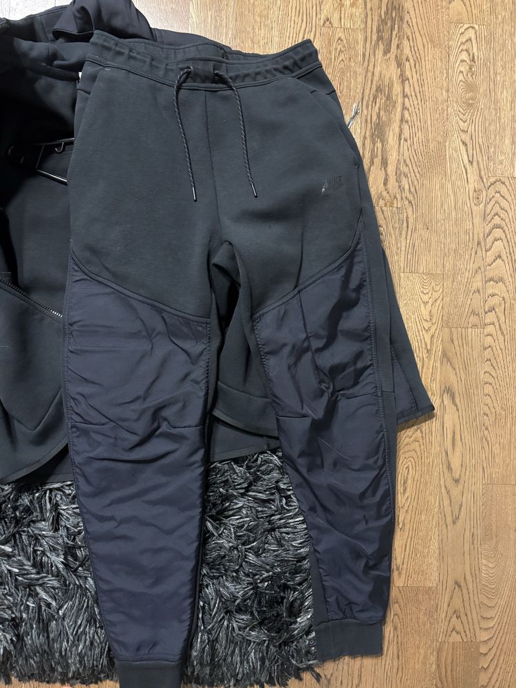 black nike tech fleece