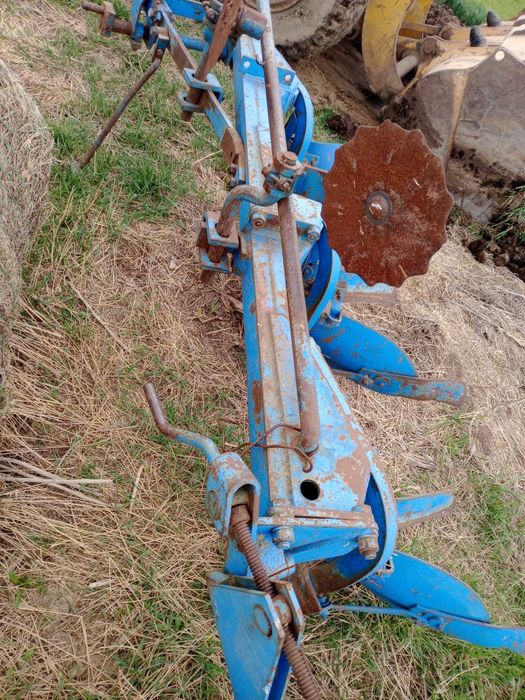 Vând plug RABEWERK,3 brazde