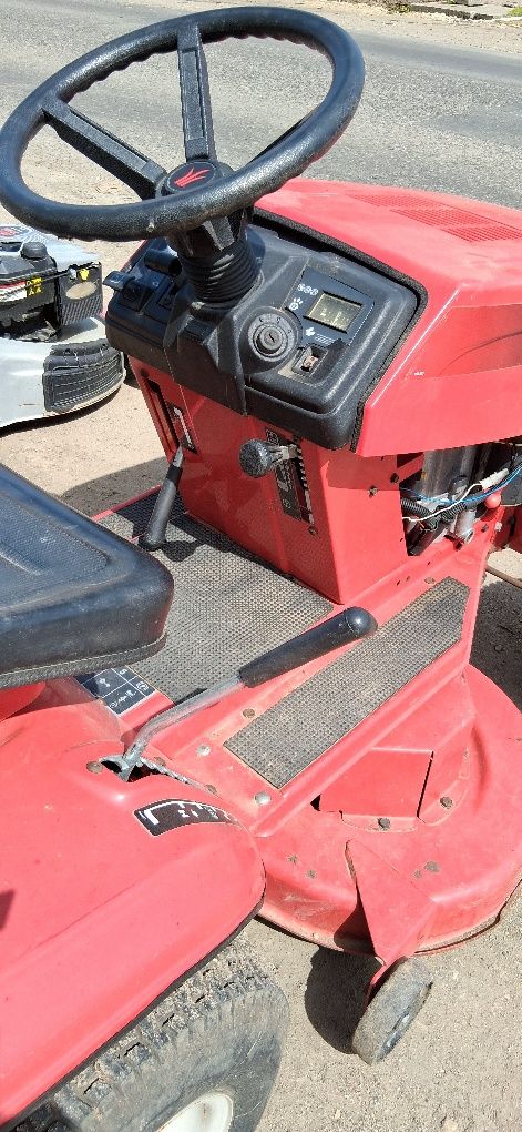 Tractor         tăiat    iarba
