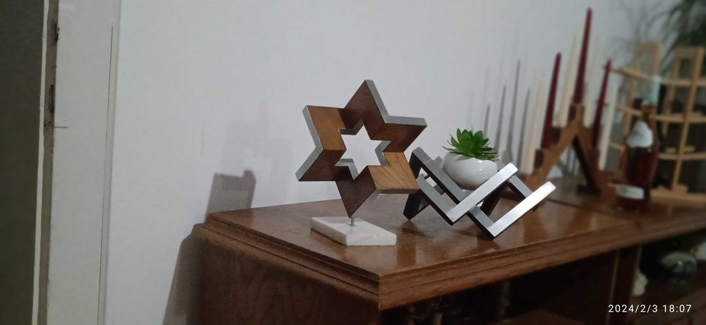 Decorațiuni,lemn,furnir,aluminiu.