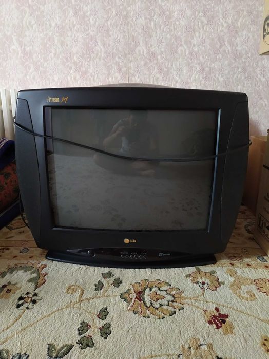 Продам телевизор с подставкой