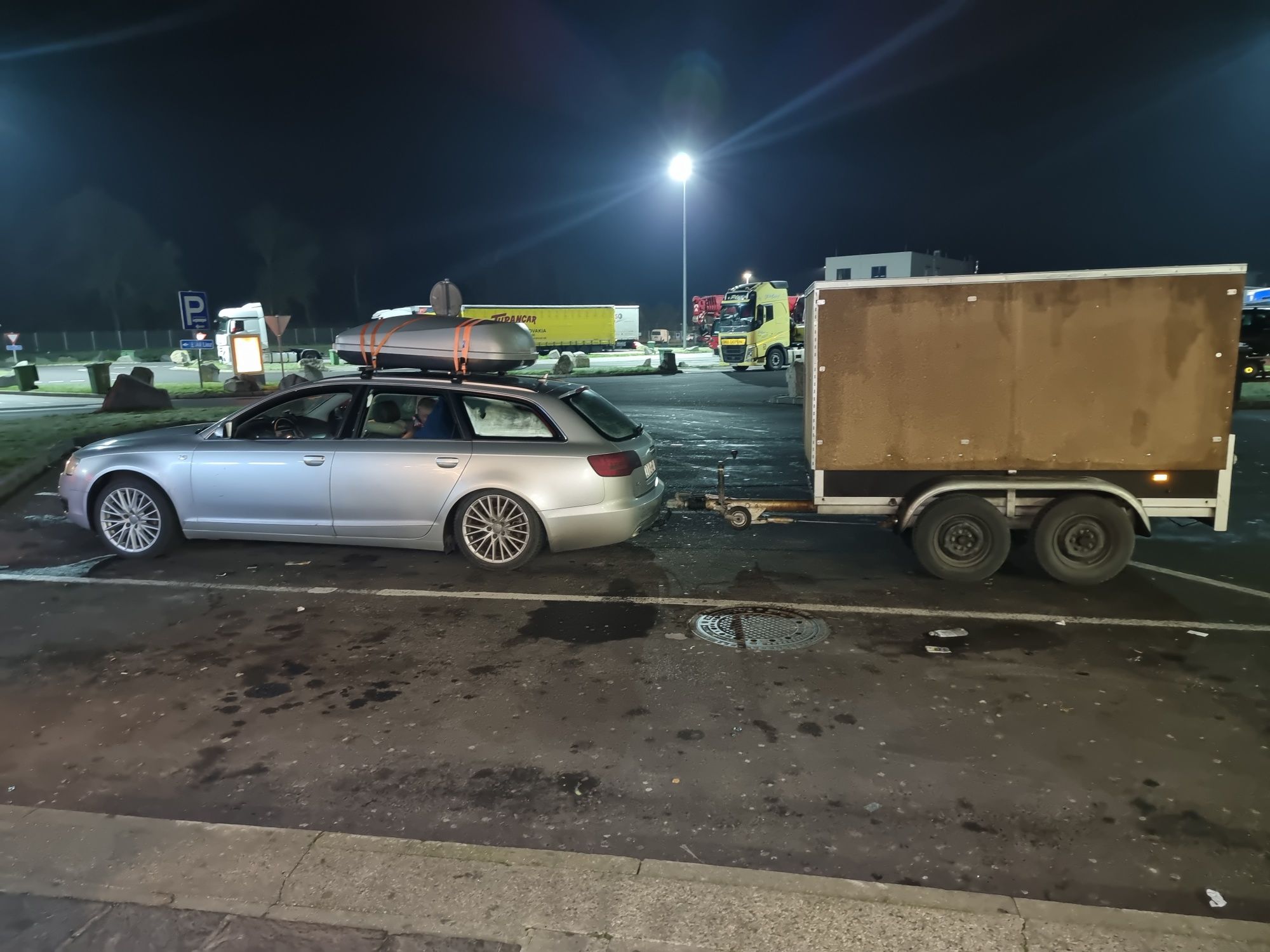 Remorca auto 2 tone \Se negociază/