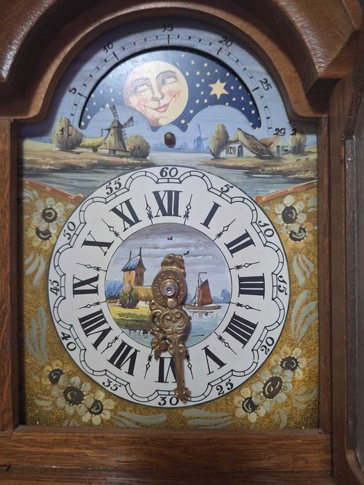 Ceas de perete cu greutati si pendul.