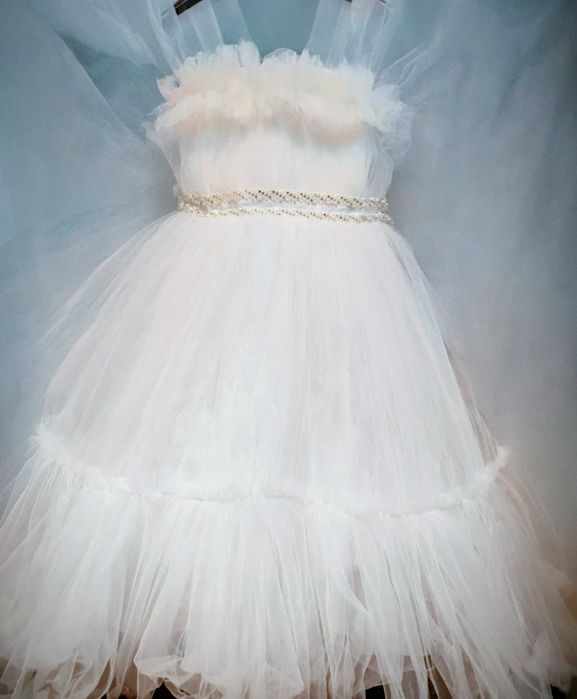 Уникална рокля с обръч за официални поводи