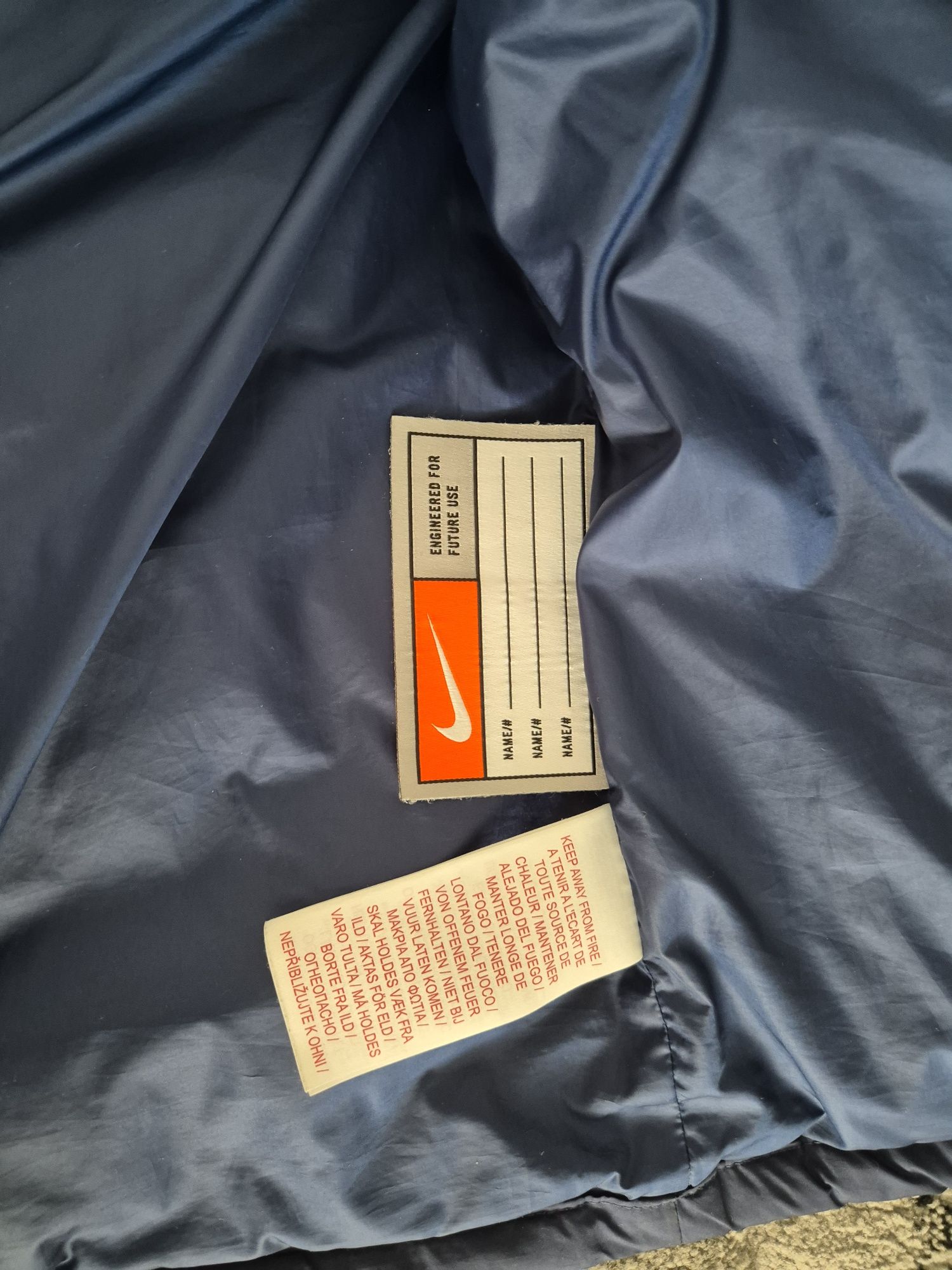 Geaca nike mărime 137-147 cm în stare foarte bună culoare albastra