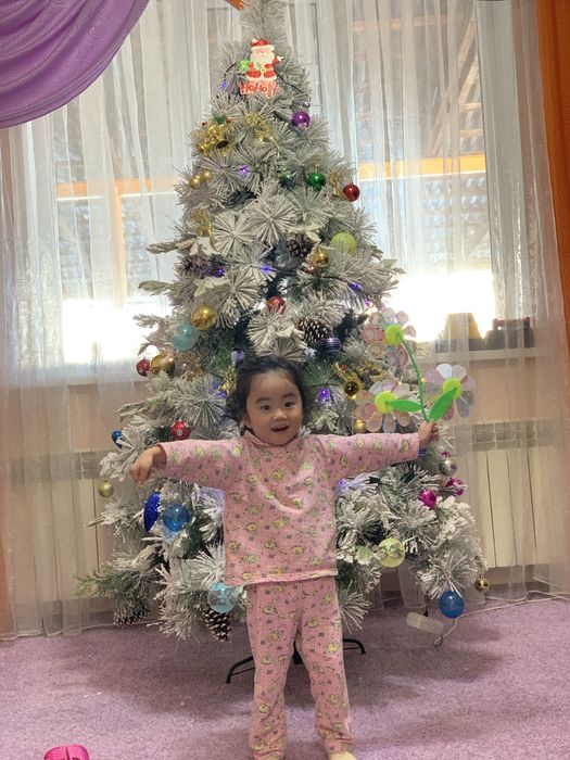 Продам новогоднюю ёлку! Игрушки в подарок!