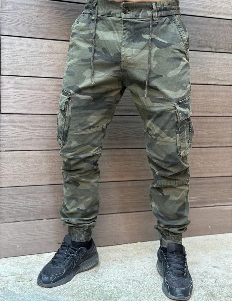 Мъжки камуфлажни панталони с карго джобове