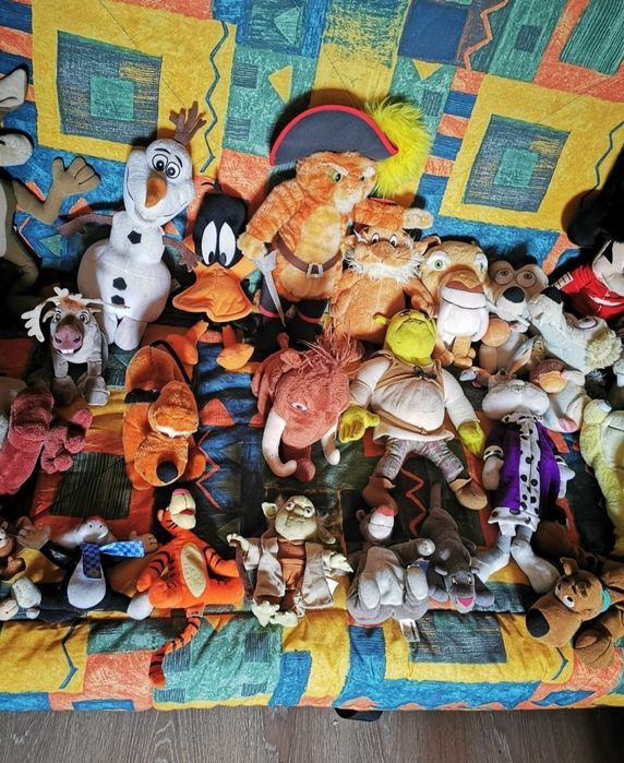 Vând jucării personaje celebre stare foarte buna