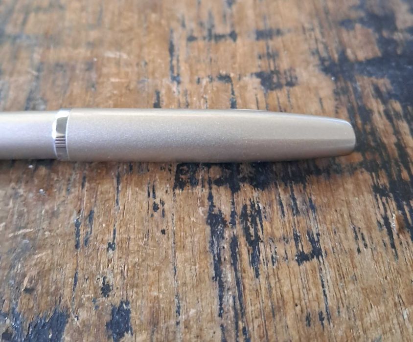 писалка Пеликан Pelikan бежова и сребрист метал в кутия