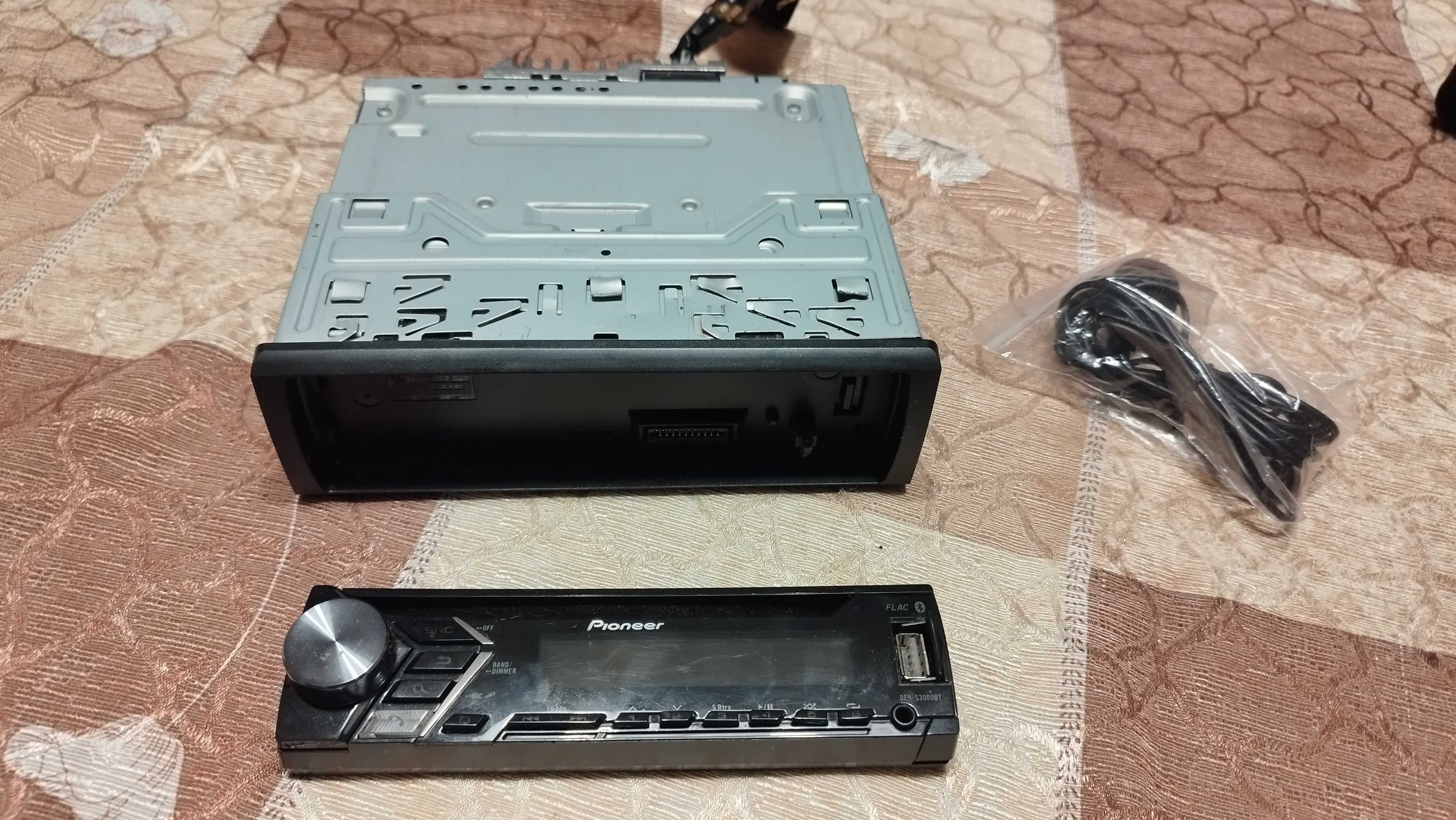 Продавам CD Pioneer DEH-S3000BT