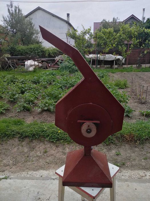 Vând geamuri de lemn în stare f buna si o moara stare buna