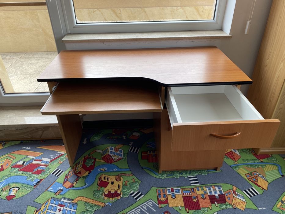 Vand birou in stare buna.