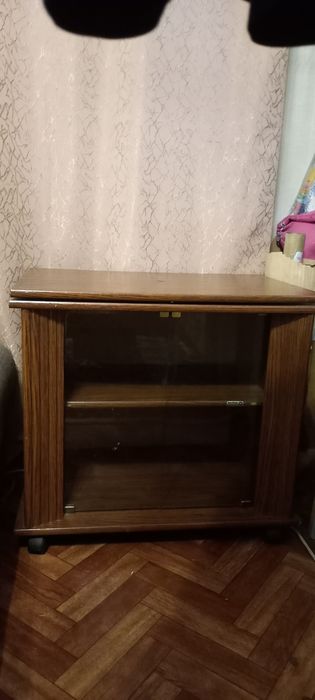 Деревянная тумбочка для телевизора