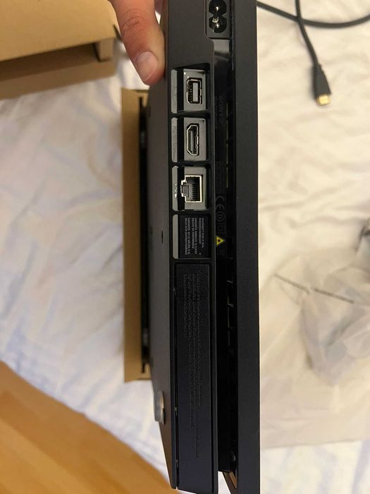 PlayStation 4 Slim 1TB cu 2 controllere IN CUTIA SI PLASTICUL ORIGINAL