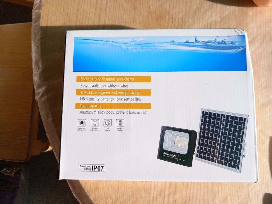 Proiector cu panou solar