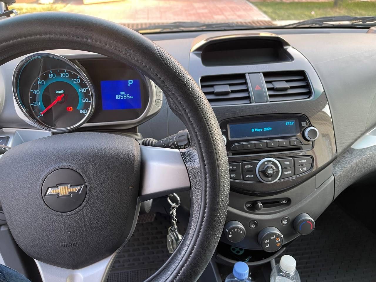 Продается Chevrolet spark 2019 года фулл, цвет белый, пробег 18500
