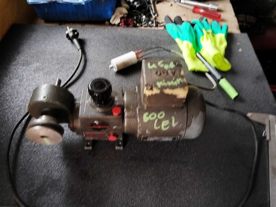 Motor electric cu reductor cu reglaj de turație mecanic