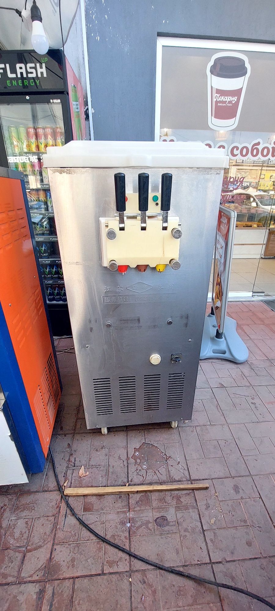 Frezer 380 V va 220 V li Morojniy va kokteyl aparati sotiladi