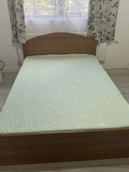 Pat 2 persoane cu saltea – bine întreținut