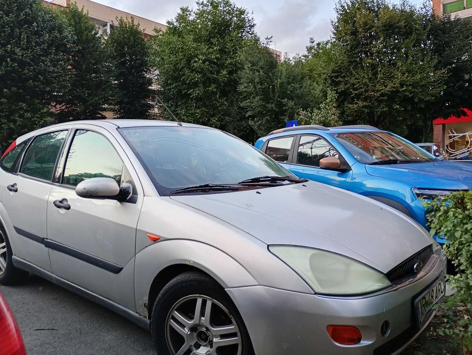 Vând Ford focus benzină