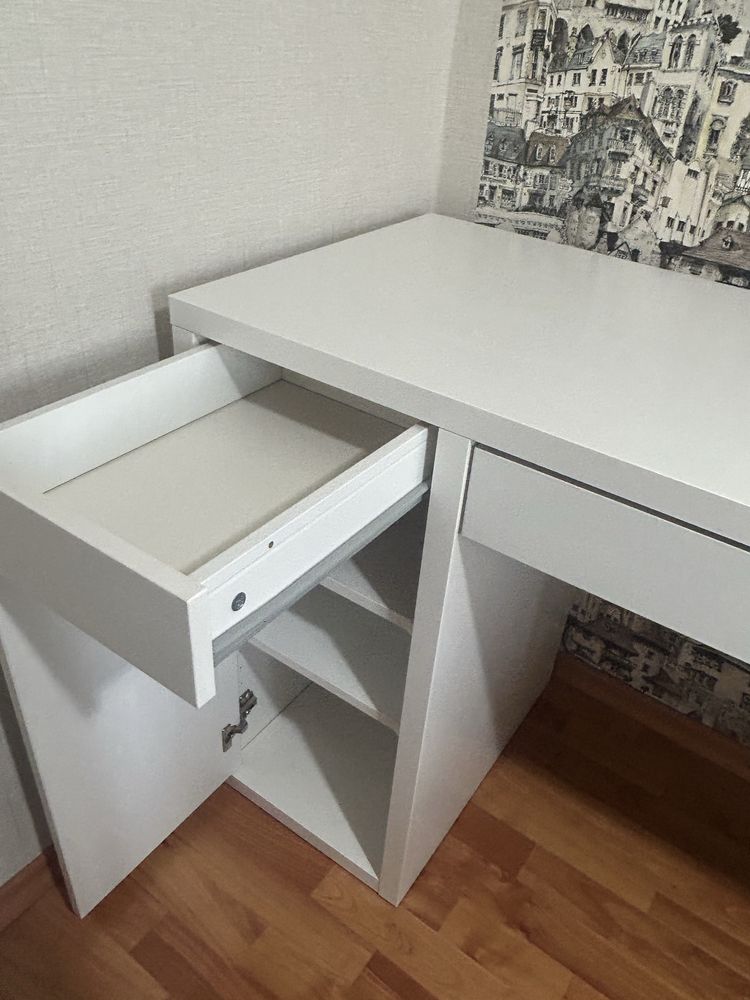 Продаю стеллаж и стол со стулом из IKEA
