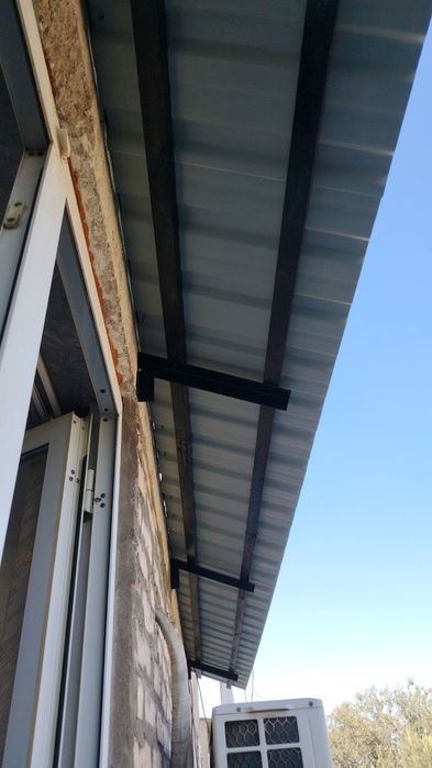 Козырьки над окнами и ролики для белья