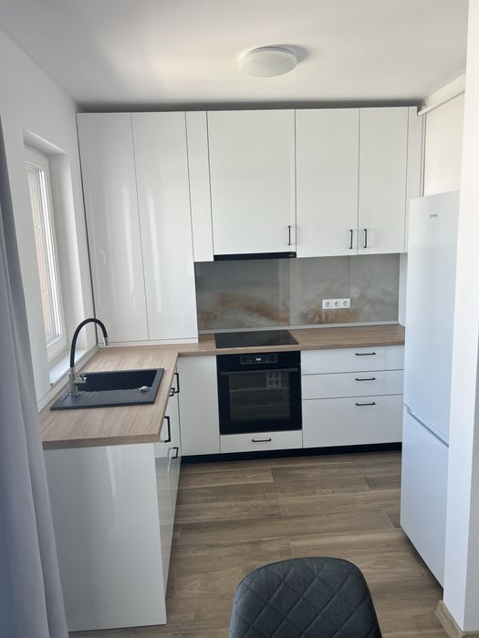 Ofer spre inchiriere apartament cu 2 camere  situat pe str Daliei