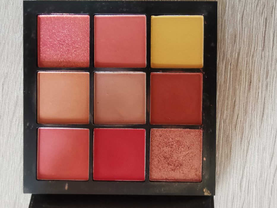 Оригинална палитра Huda beauty coral obsessions